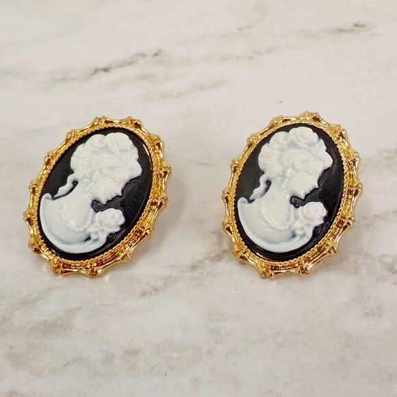 Oval cameo earrings in black and white in a Victorian gold frame setting - Picture 3 of 7